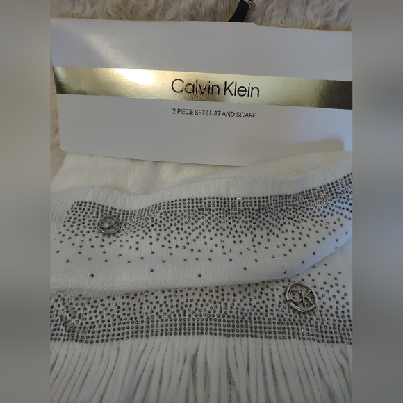 Calvin Klein Ladies White Hat/Scarf Gift Set, Fringe, Sequins, Metal CK Rings - Picture 6 of 13